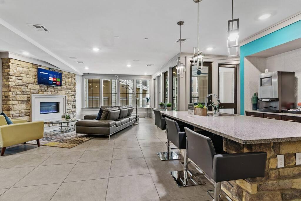 Modish King Bed W/ Pool & Gym * Houston