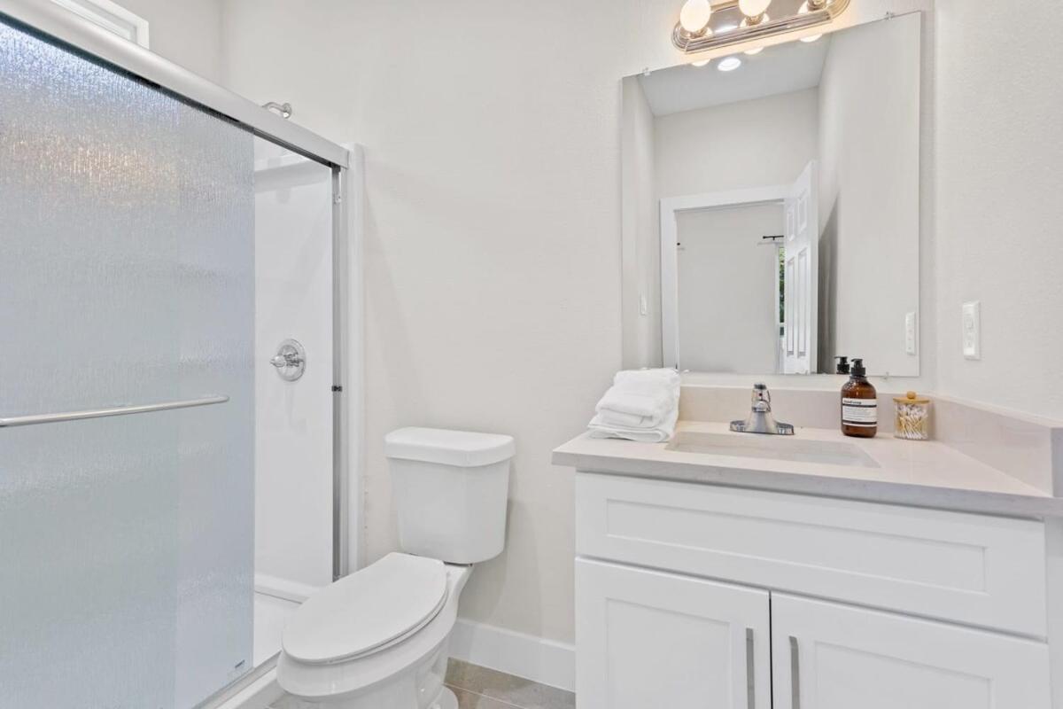 Modern Retreat I Dtown 15 Min Sleeps 12 Parking 4 Holiday home Houston