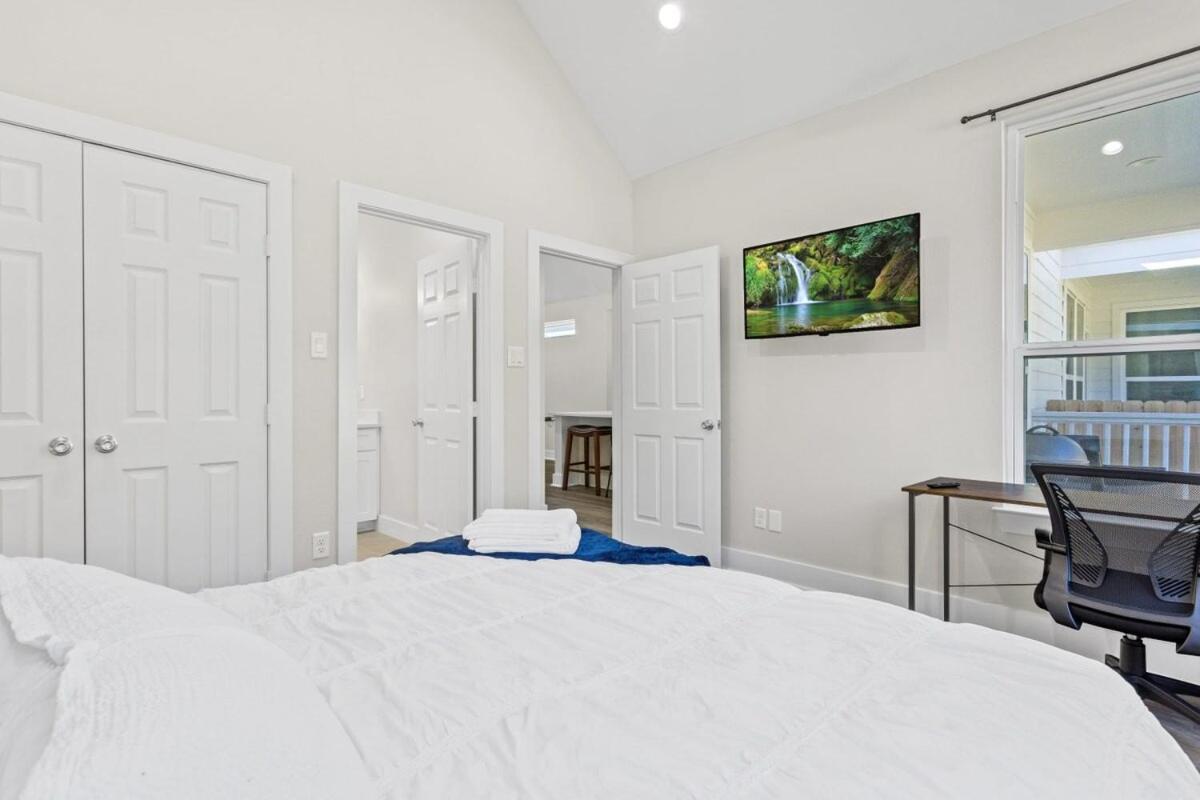 Modern Retreat I Dtown 15 Min Sleeps 12 Parking 4