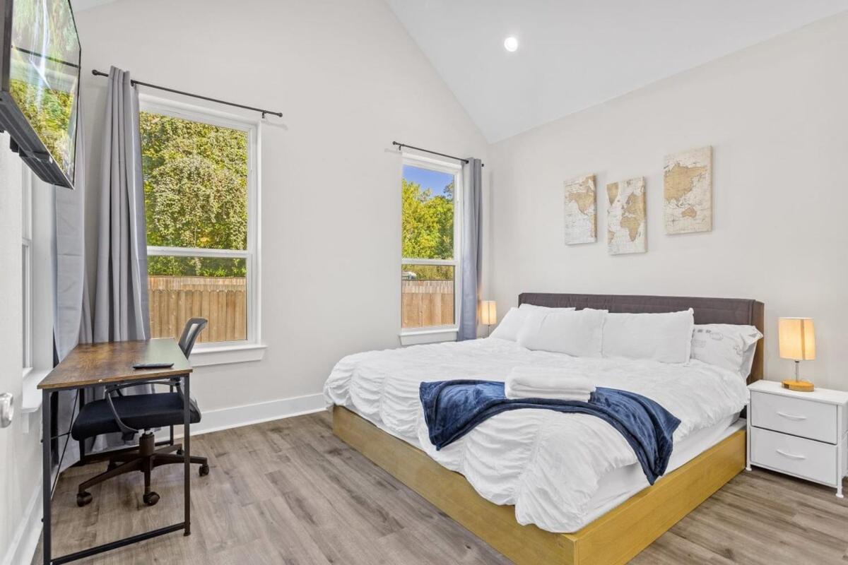 Modern Retreat I Dtown 15 Min Sleeps 12 Parking 4 *