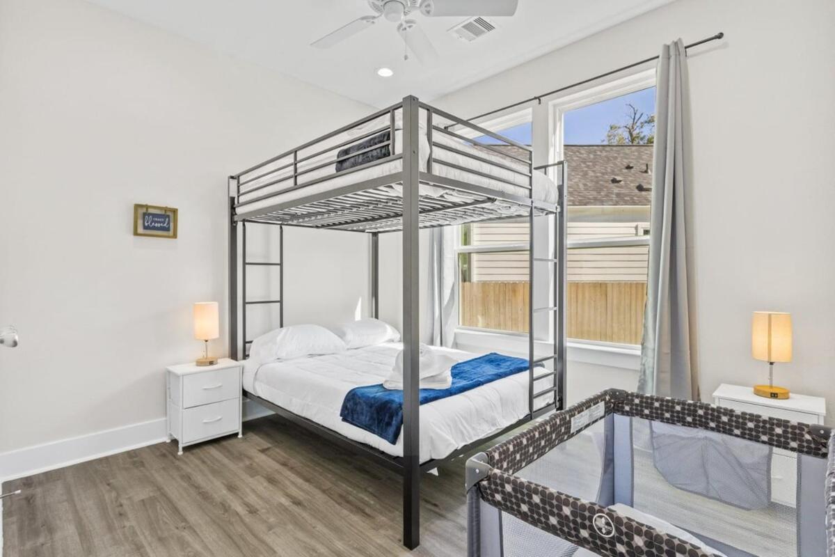 Modern Retreat I Dtown 15 Min Sleeps 12 Parking 4 Houston