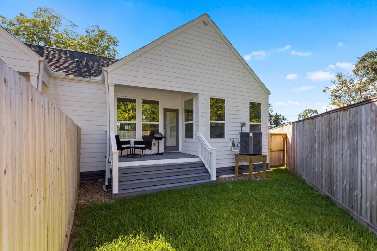 Modern Retreat I Dtown 15 Min Sleeps 12 Parking 4 Holiday home Houston