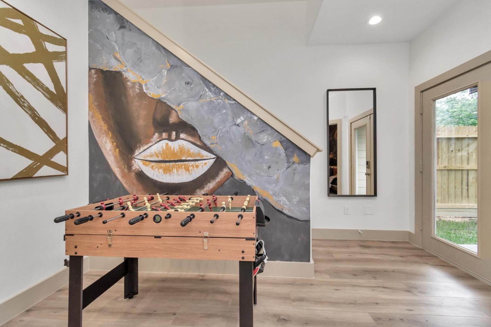 2 Homes! Sleeps 18, Games, Gated Parking & More! Apartment