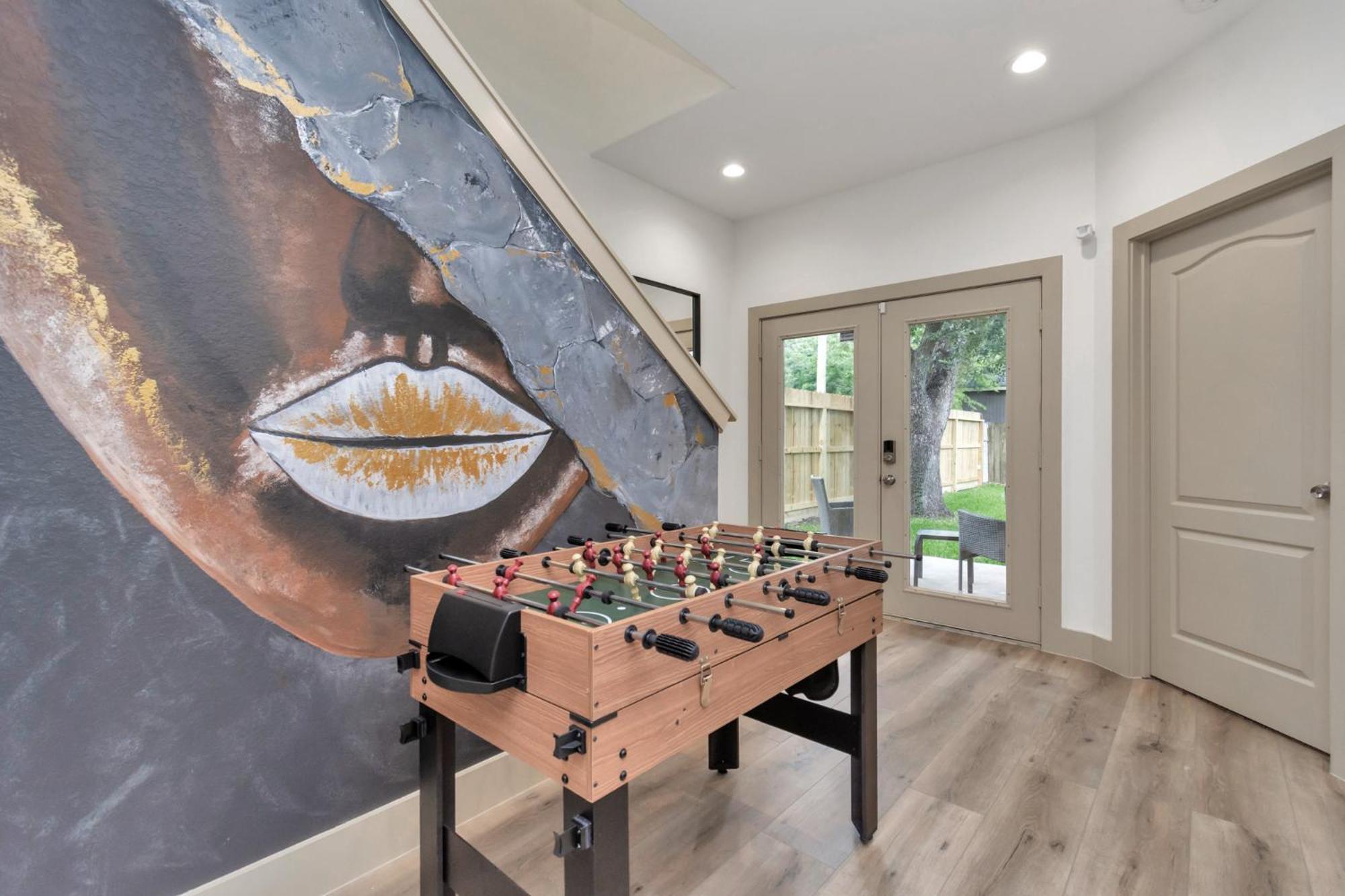 Apartment 2 Homes! Sleeps 18, Games, Gated Parking & More! *