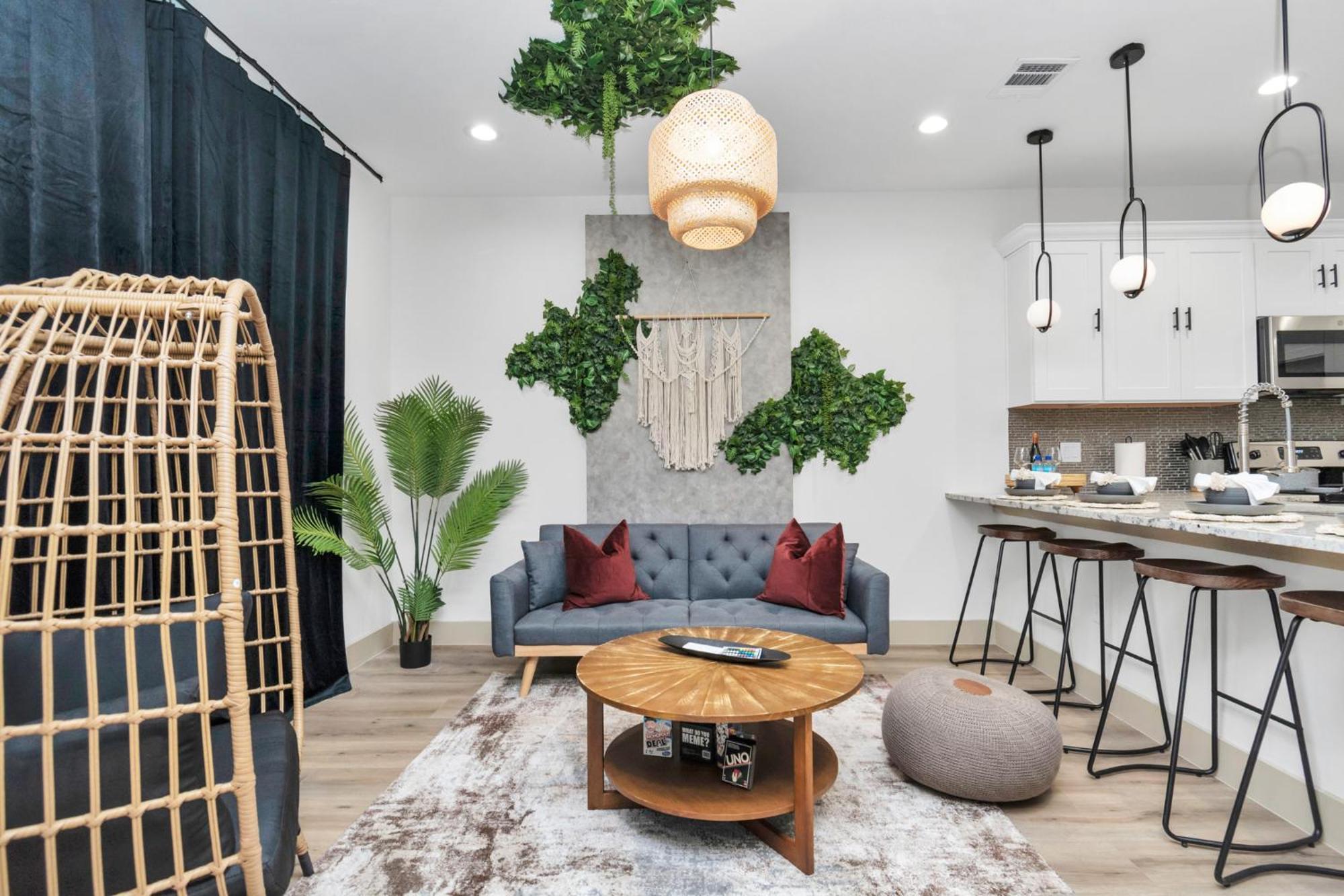 2 Homes! Sleeps 18, Games, Gated Parking & More! Apartment Houston