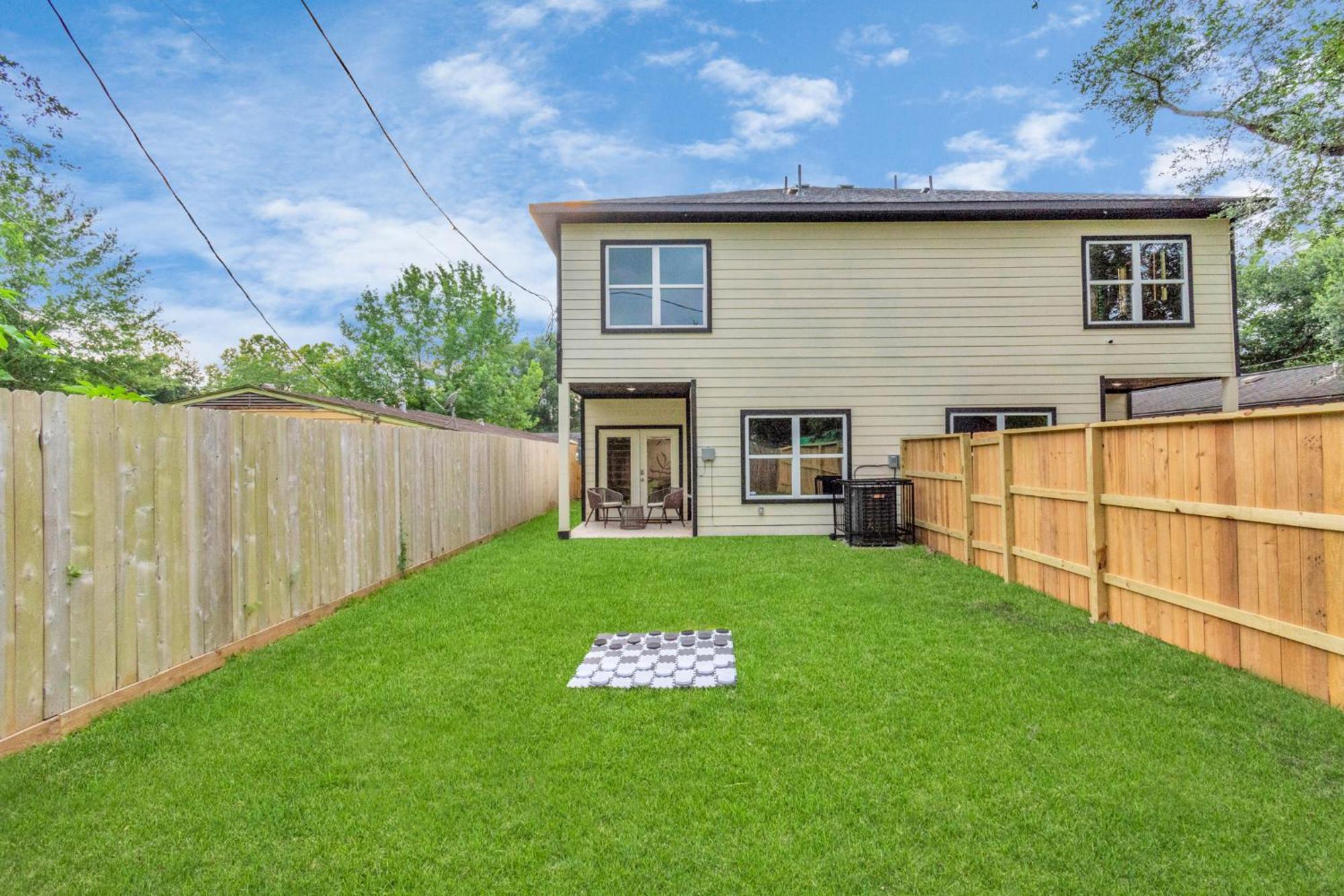 2 Homes! Sleeps 18, Games, Gated Parking & More! *