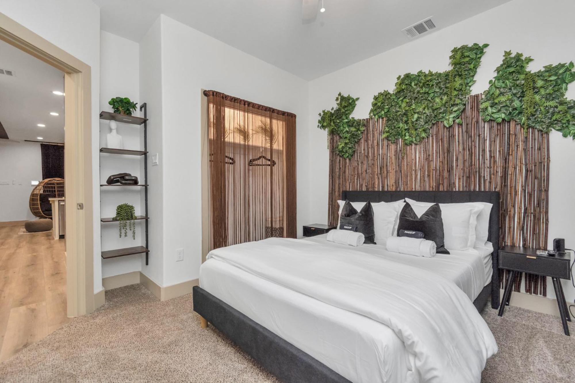 Apartment 2 Homes! Sleeps 18, Games, Gated Parking & More! Houston
