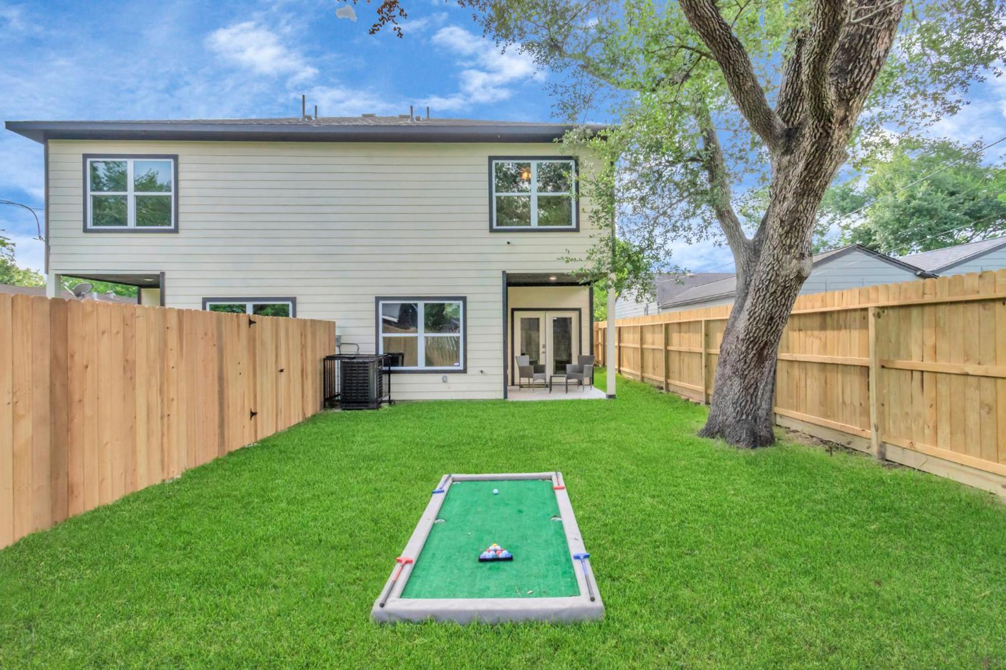 2 Homes! Sleeps 18, Games, Gated Parking & More! Apartment *