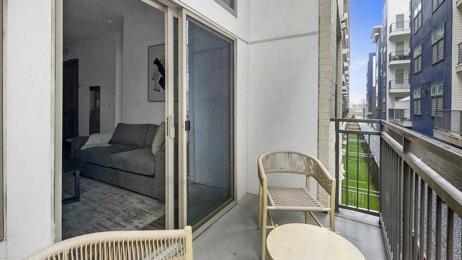 Landing Modern With Amazing Amenities Id1803x06 Apartment *