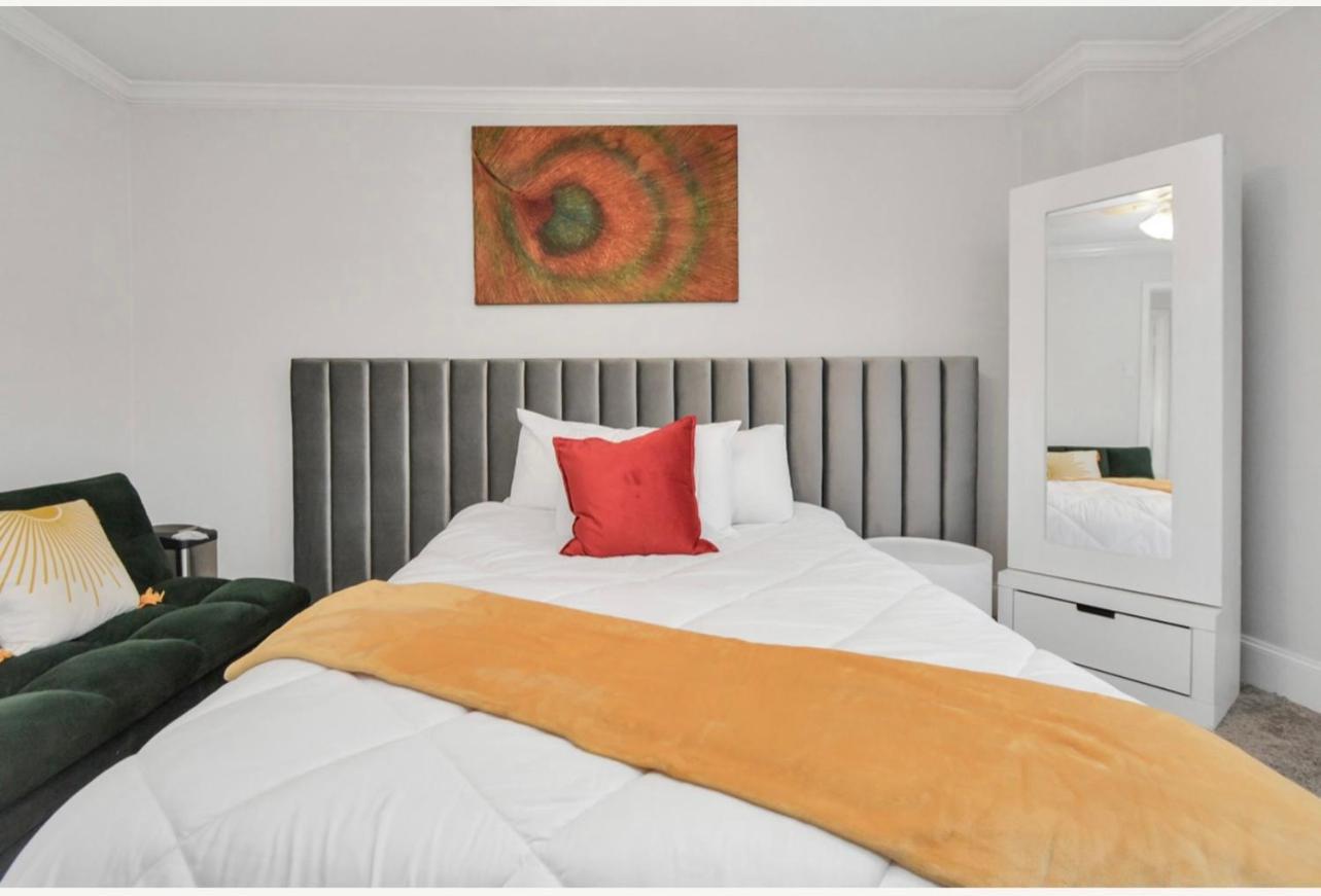 2br Montrose Townhome Apartment