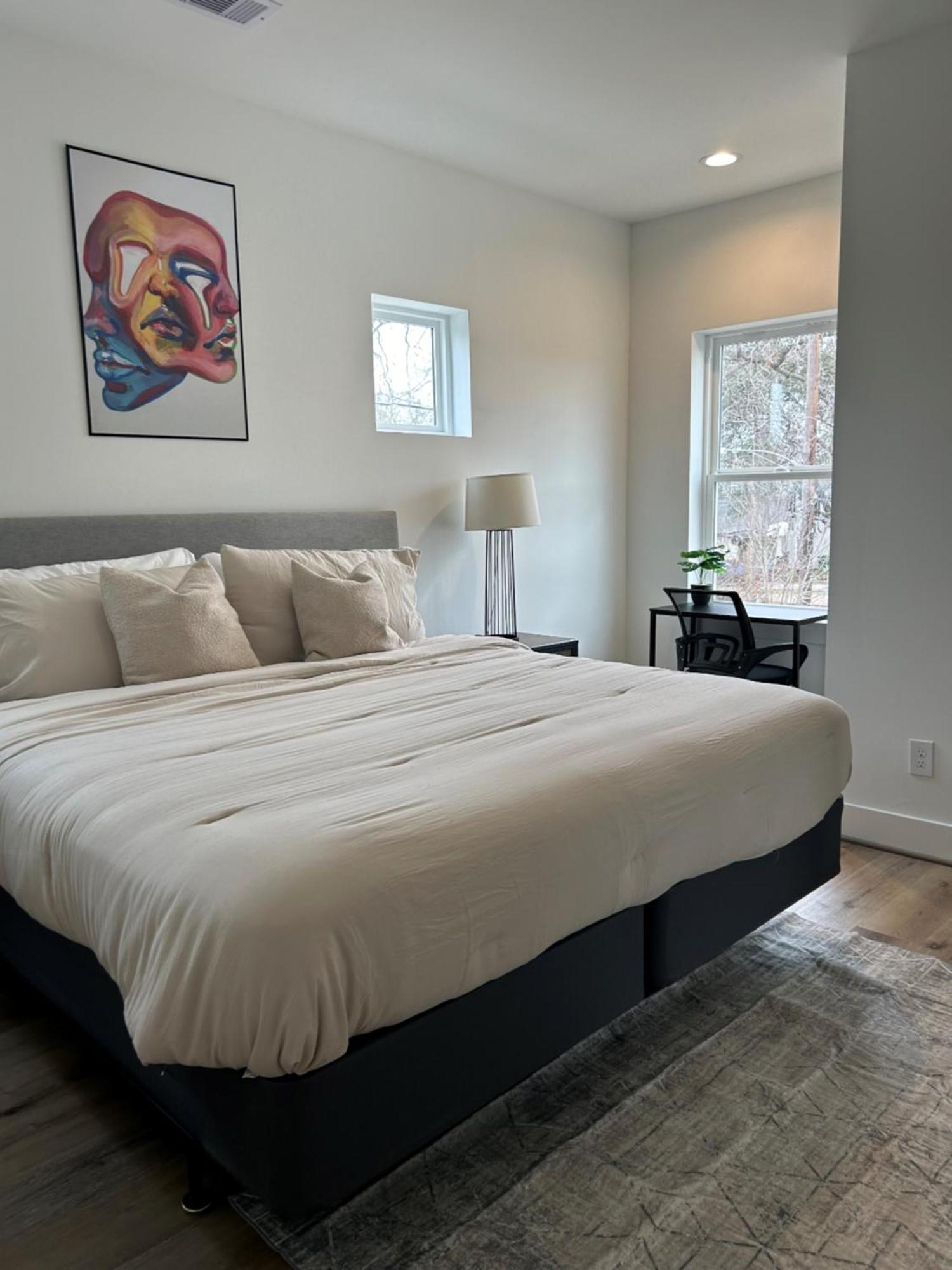 Chic Euro Retreat - 5 Mins To Downtown - King Bed Houston