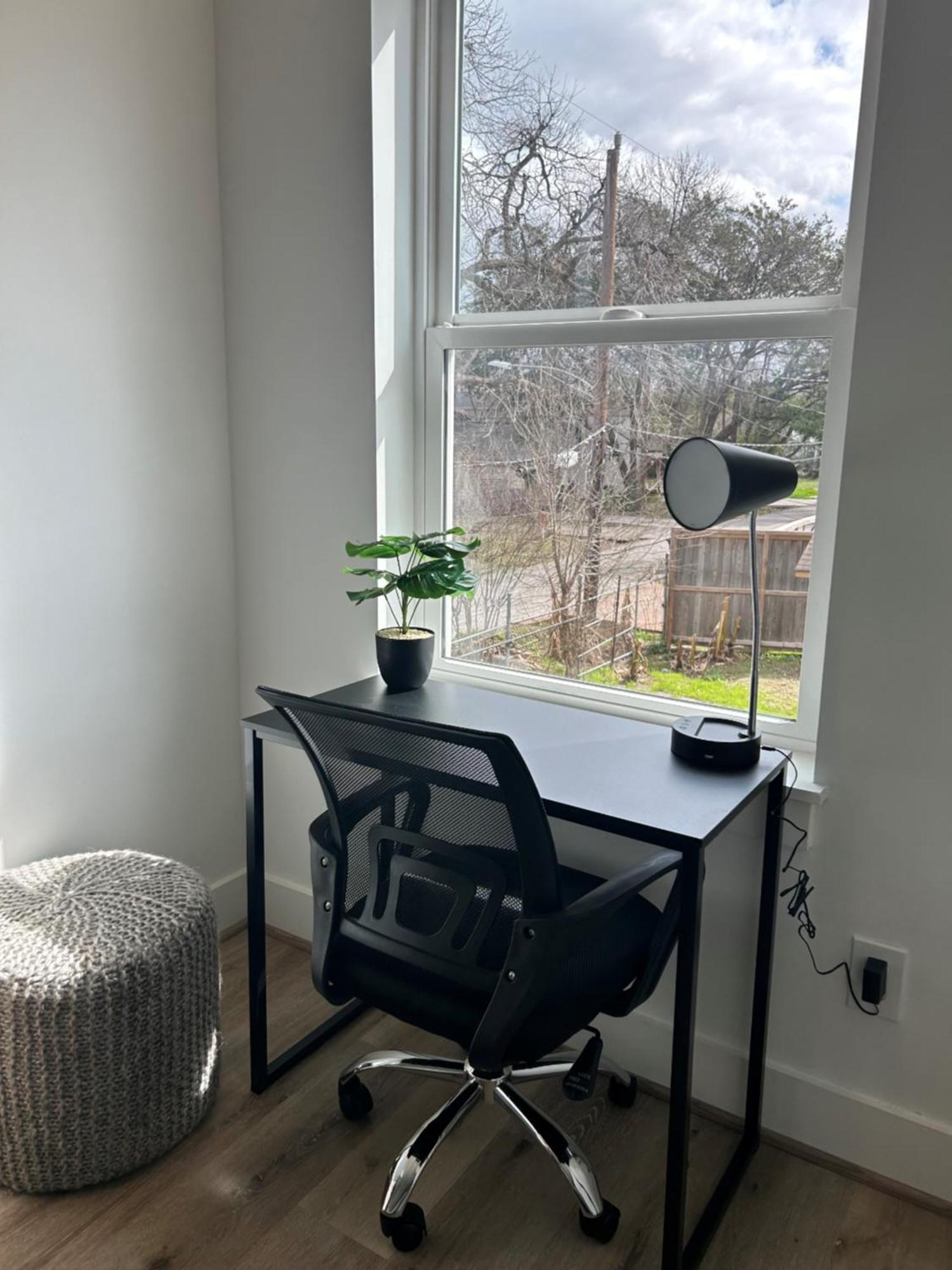 Chic Euro Retreat - 5 Mins To Downtown - King Bed Apartment