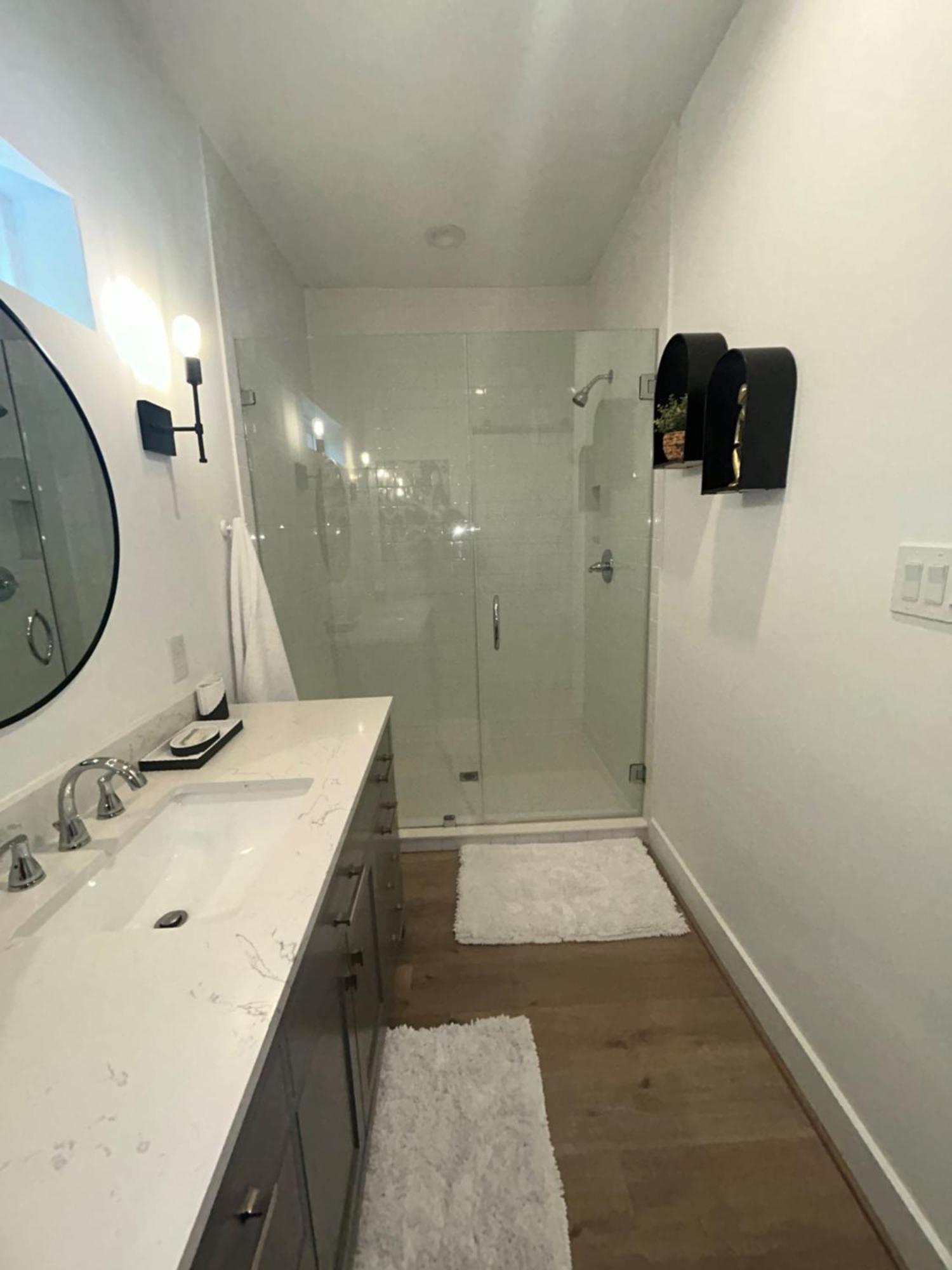 Apartment Chic Euro Retreat - 5 Mins To Downtown - King Bed *