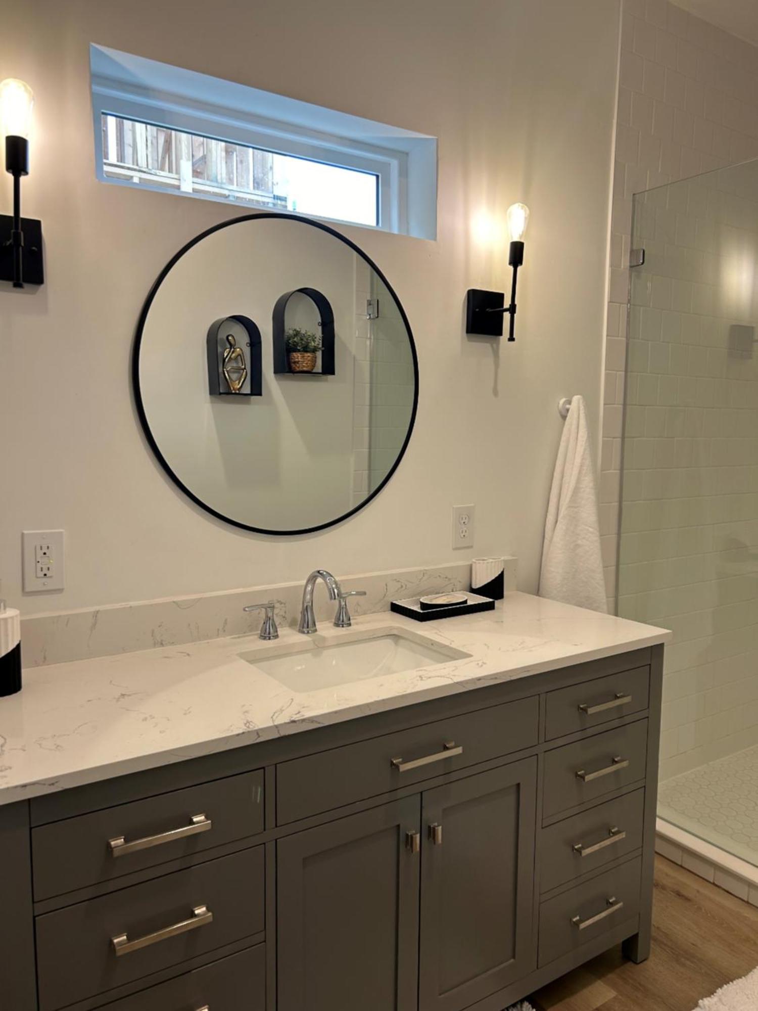 Chic Euro Retreat - 5 Mins To Downtown - King Bed