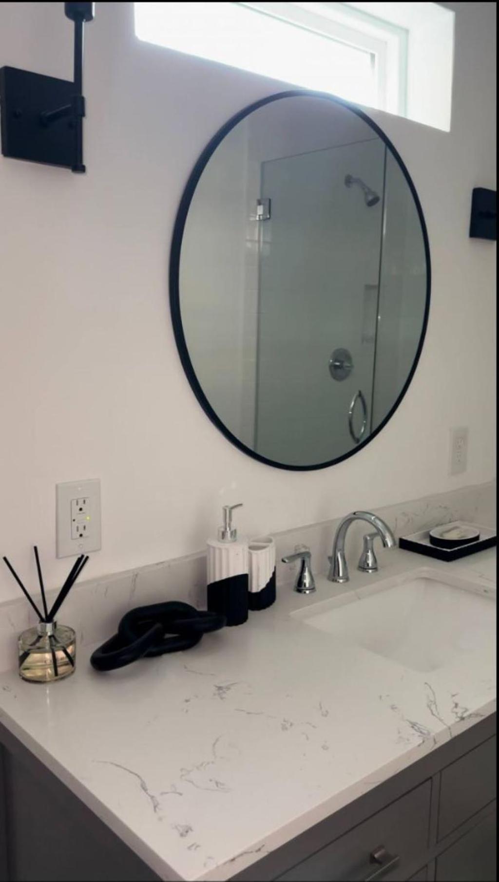 Chic Euro Retreat - 5 Mins To Downtown - King Bed * Houston