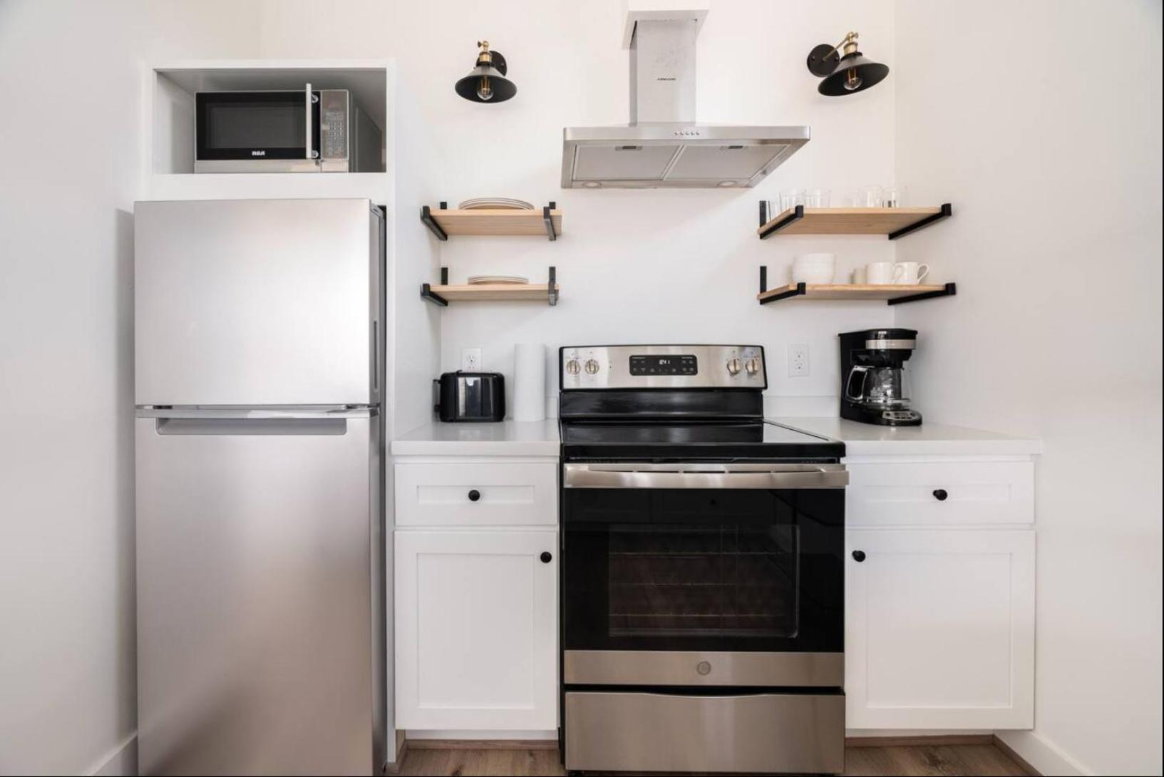 Chic Euro Retreat - 5 Mins To Downtown - King Bed Apartment