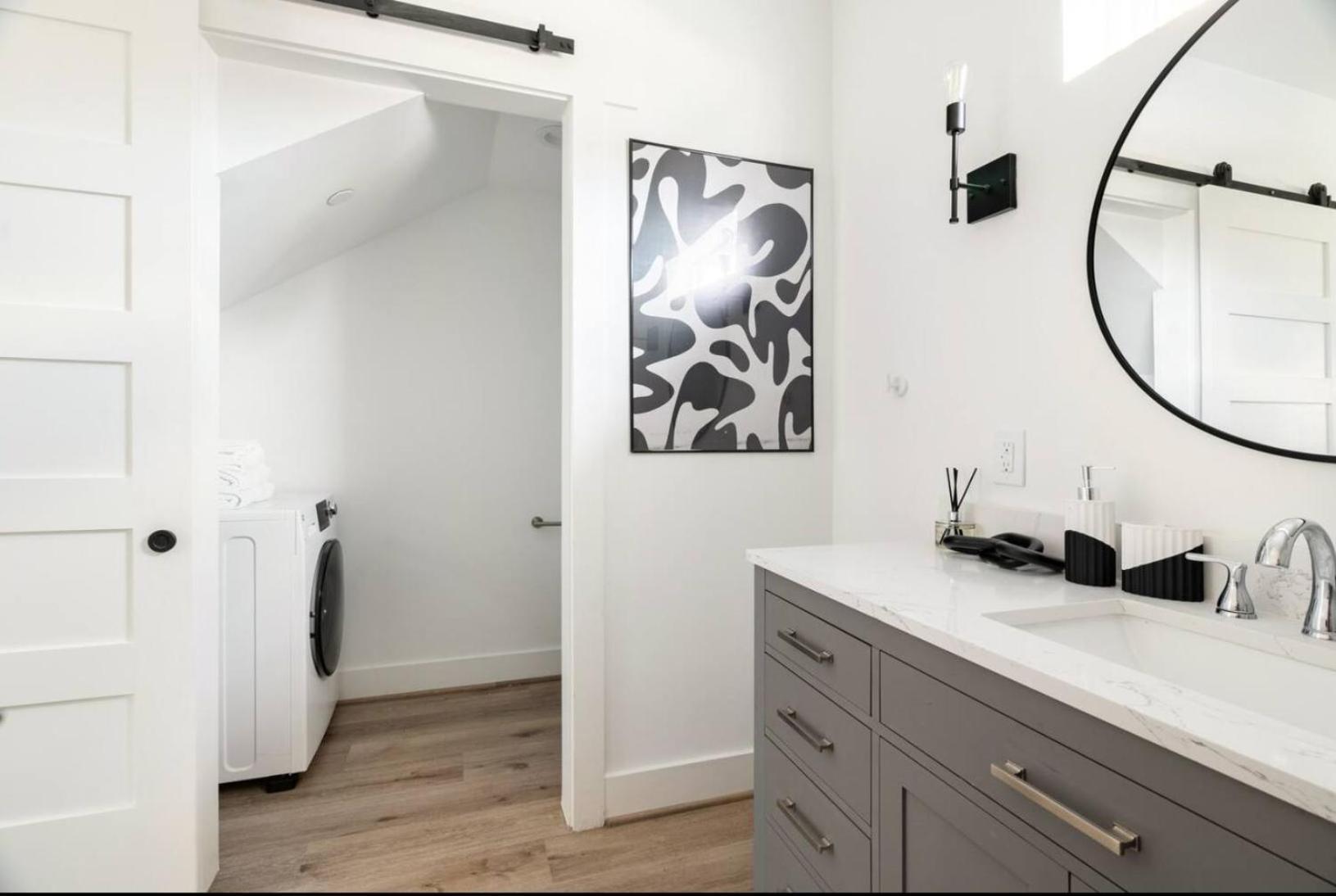 Apartment Chic Euro Retreat - 5 Mins To Downtown - King Bed *