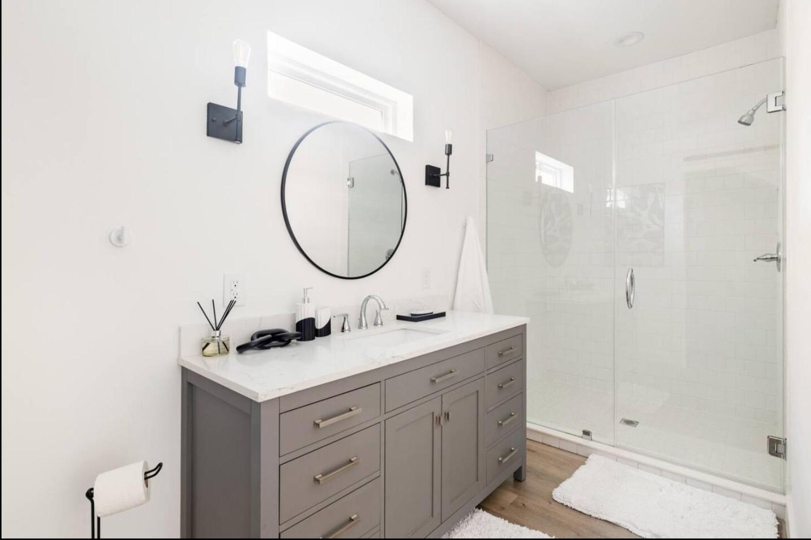 Chic Euro Retreat - 5 Mins To Downtown - King Bed Houston