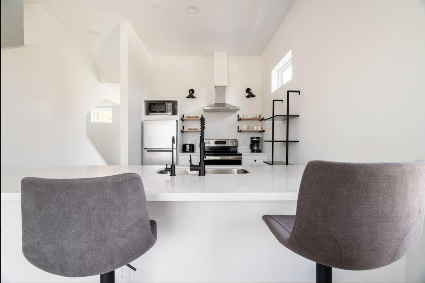 Chic Euro Retreat - 5 Mins To Downtown - King Bed Apartment