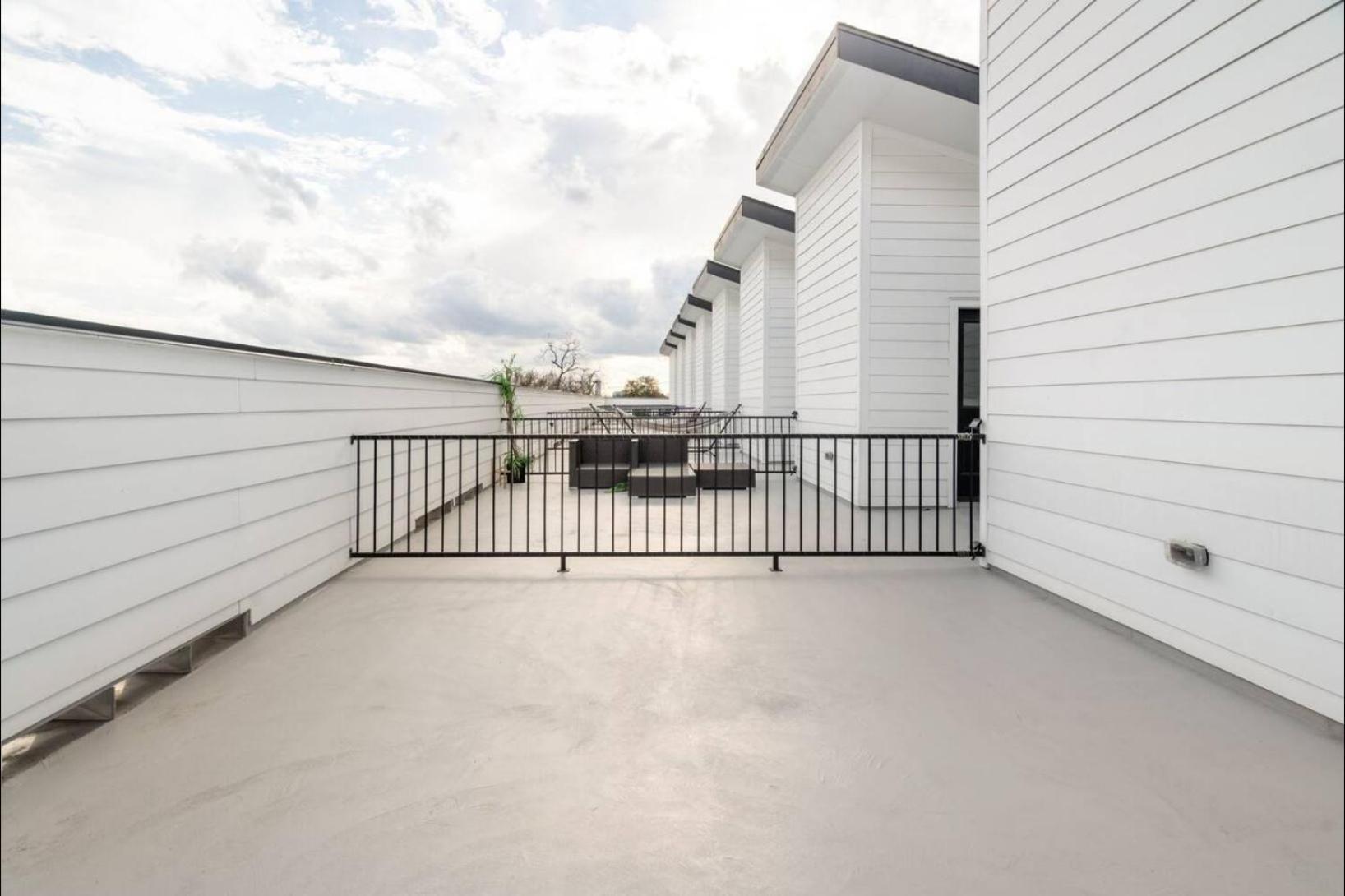 Chic Euro Retreat - 5 Mins To Downtown - King Bed * Houston