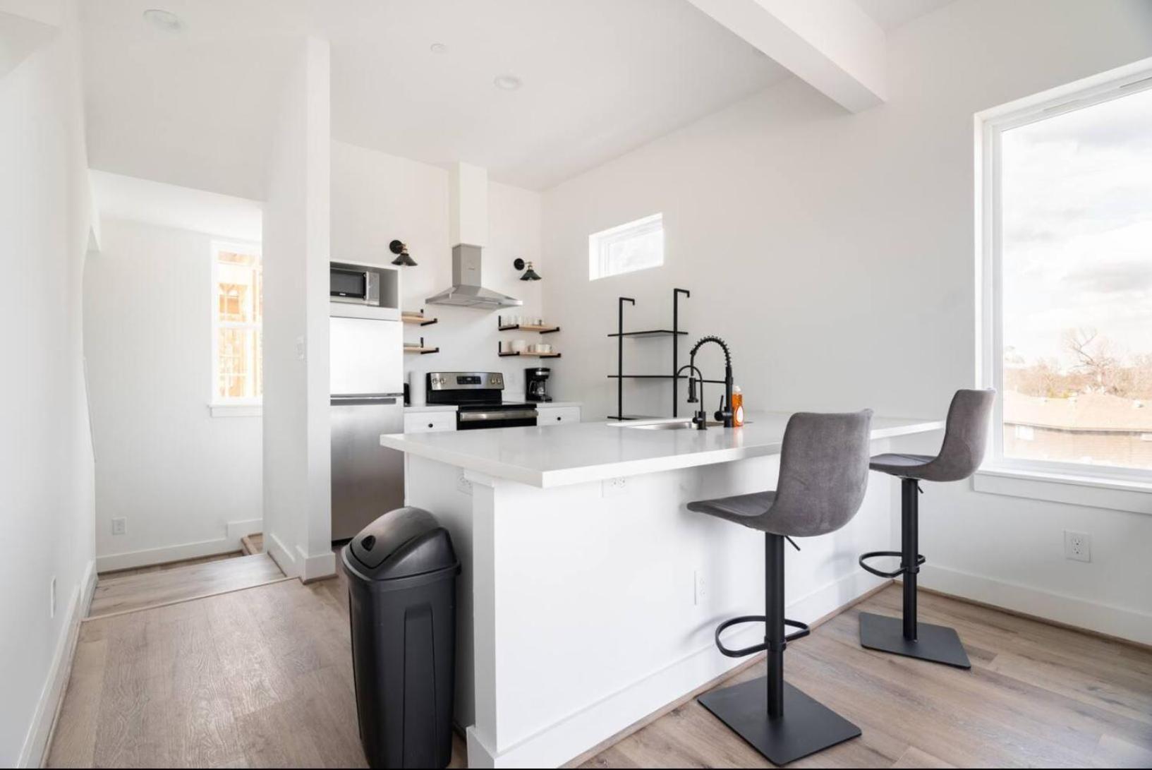 Apartment Chic Euro Retreat - 5 Mins To Downtown - King Bed *