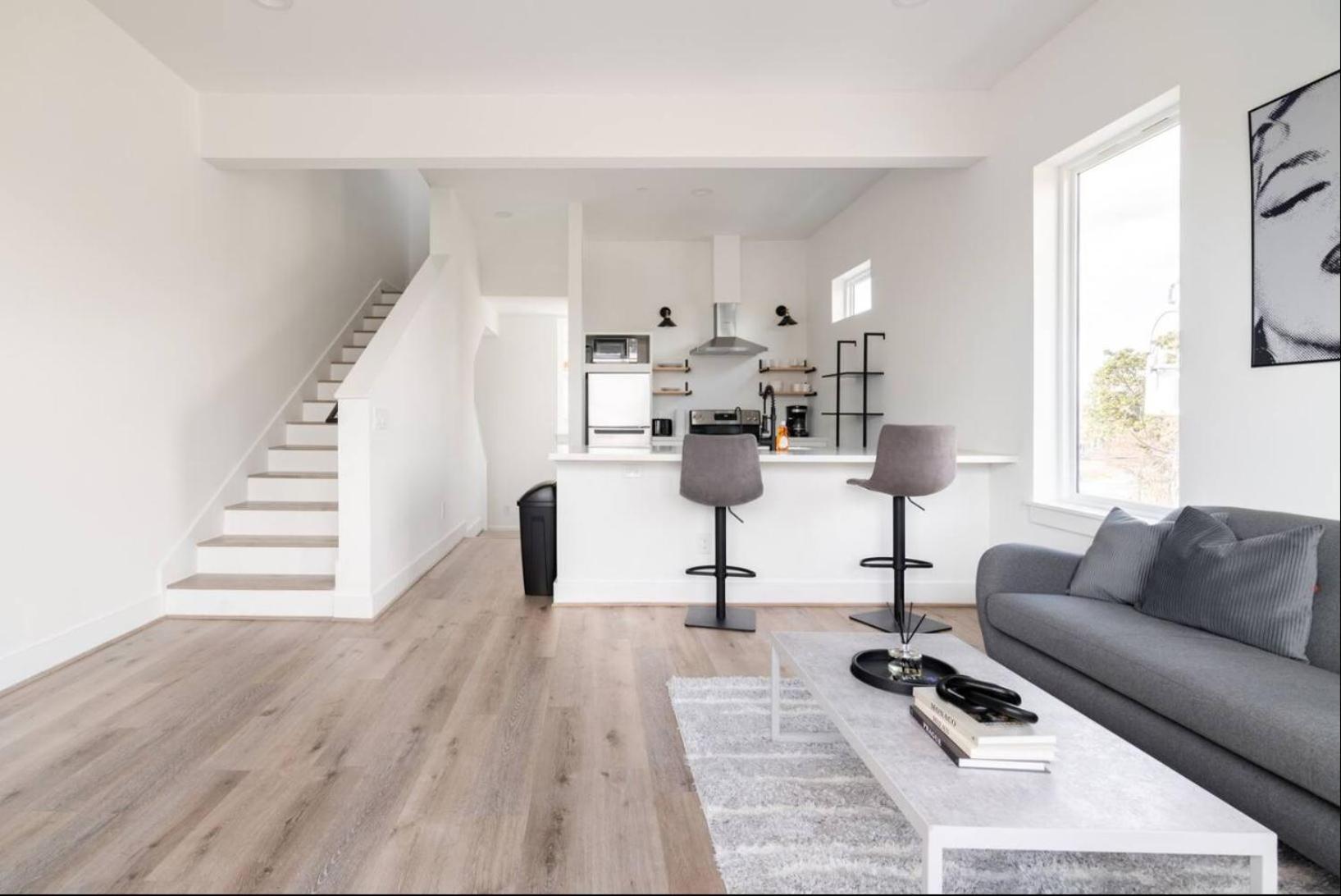 Chic Euro Retreat - 5 Mins To Downtown - King Bed *