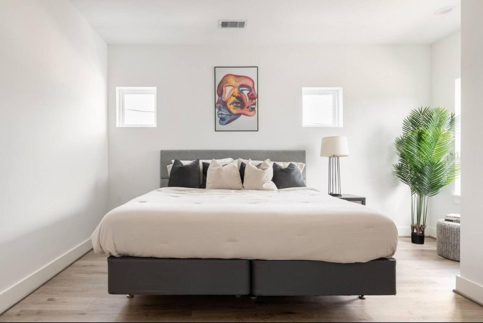 Chic Euro Retreat - 5 Mins To Downtown - King Bed *