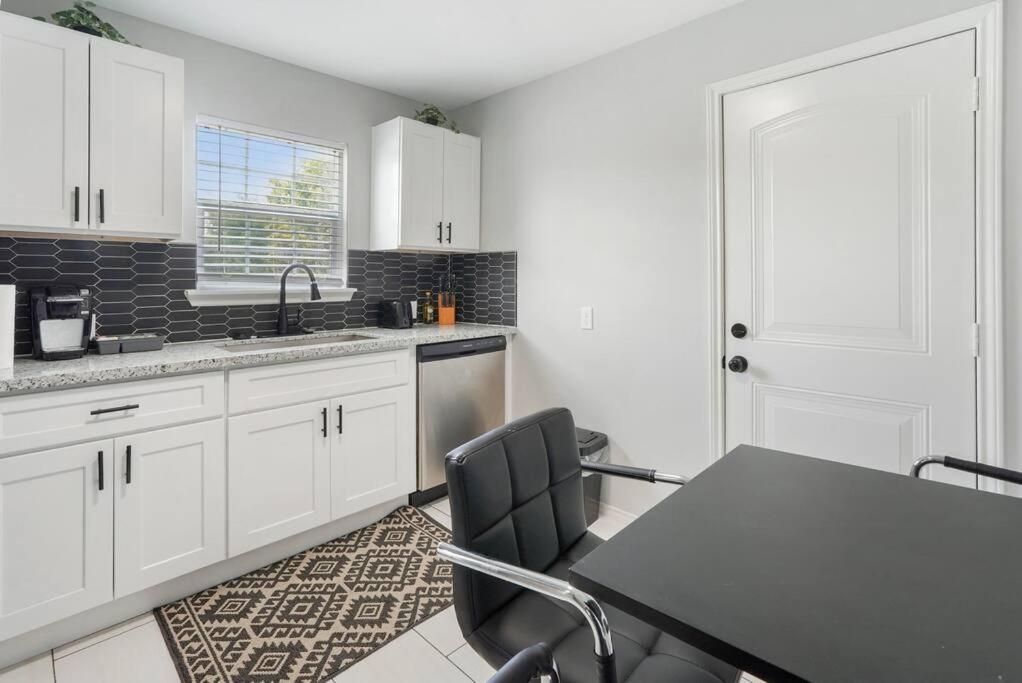 Cozy Two Bedroom Minutes From Downtown! Holiday home Houston