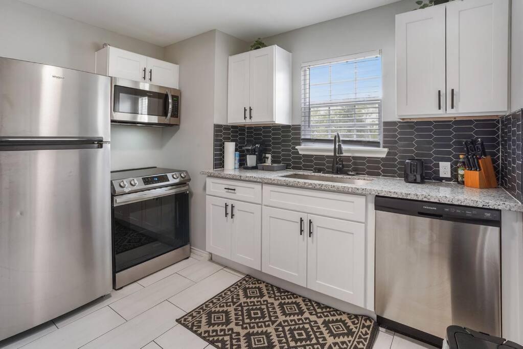 Cozy Two Bedroom Minutes From Downtown! Holiday home