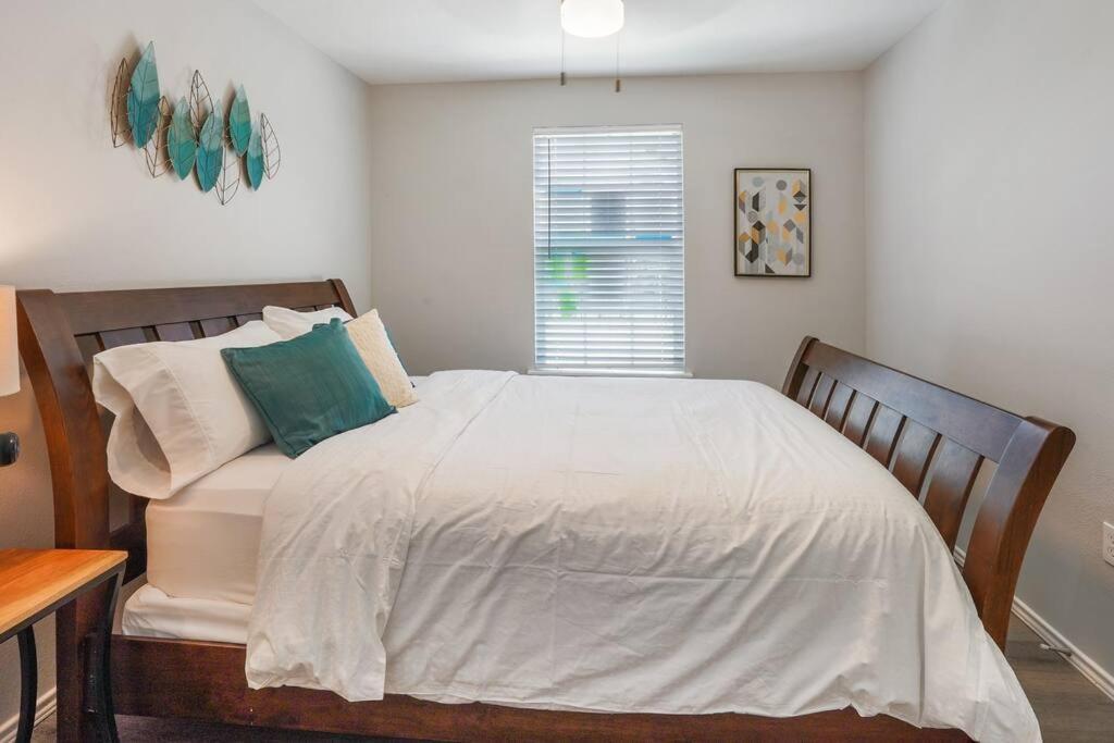 Cozy Two Bedroom Minutes From Downtown! *
