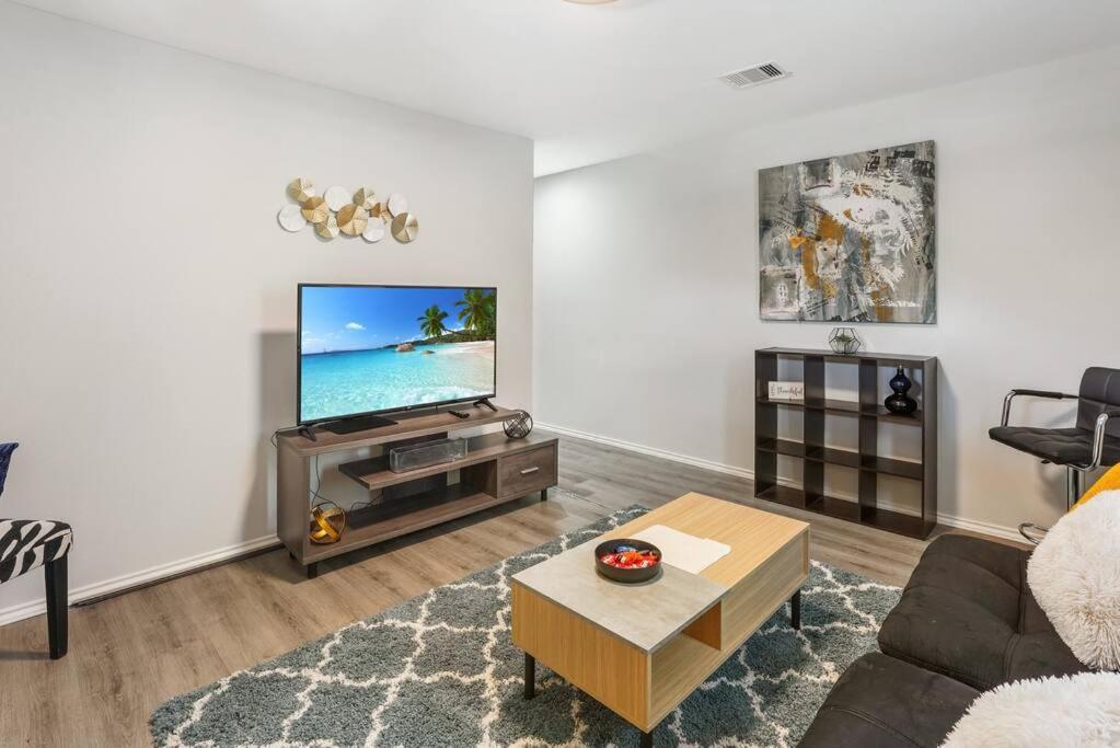 Cozy Two Bedroom Minutes From Downtown! Holiday home *