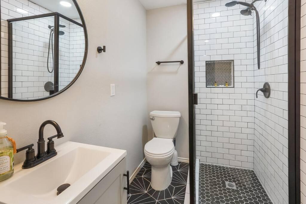 Cozy Two Bedroom Minutes From Downtown! Holiday home