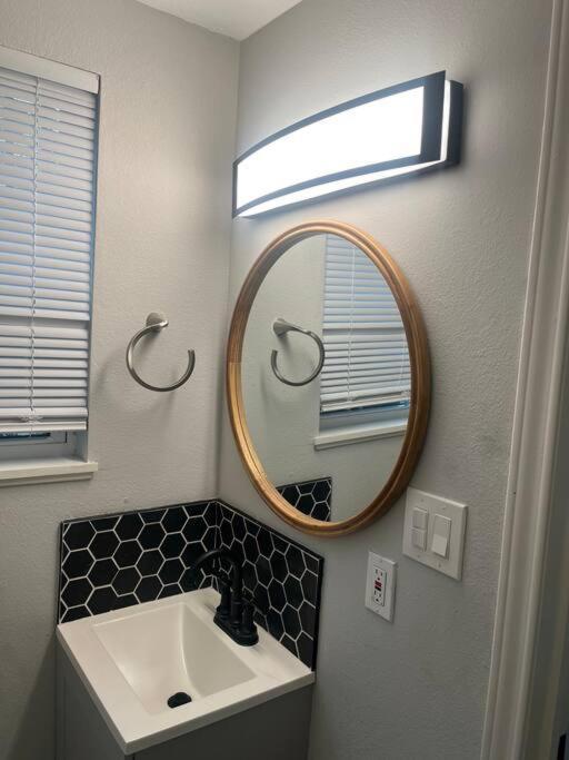 Cozy 1 Bed Close To Downtown * Houston