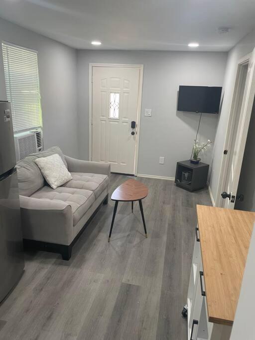 Cozy 1 Bed Close To Downtown