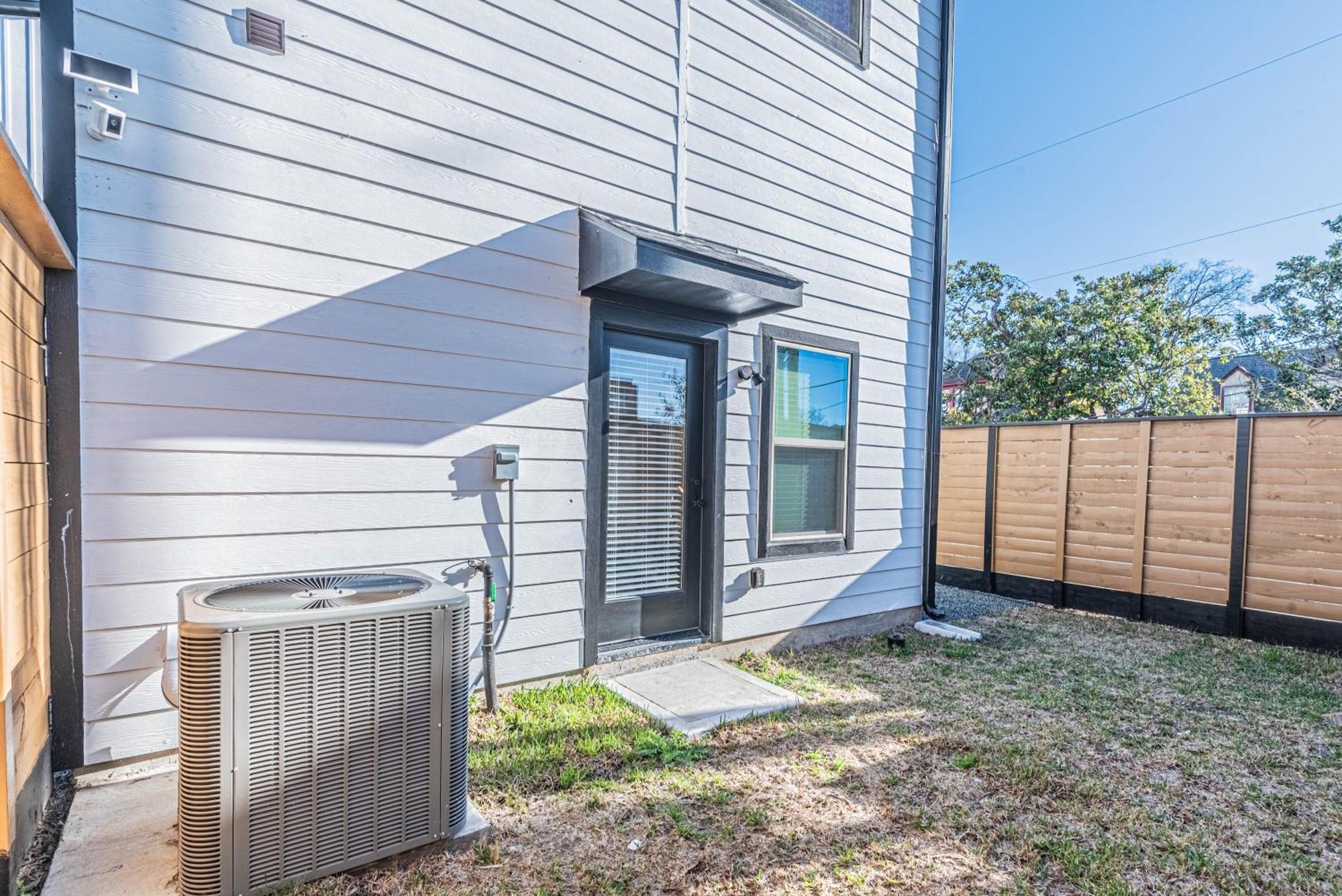 Luxury Charming 3br 3bath Free Wi-fi 8 Guests, Gated Home, Downtown Holiday home *