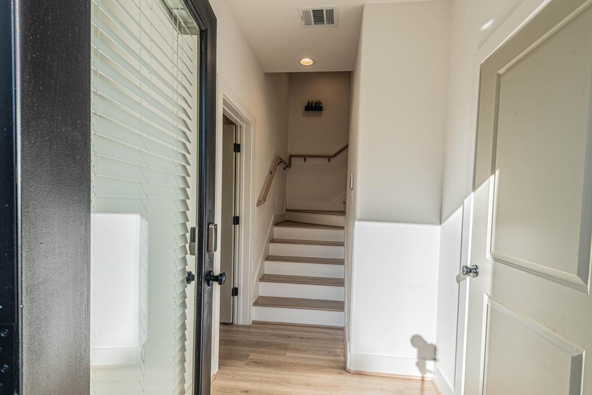 Luxury Charming 3br 3bath Free Wi-fi 8 Guests, Gated Home, Downtown Holiday home *
