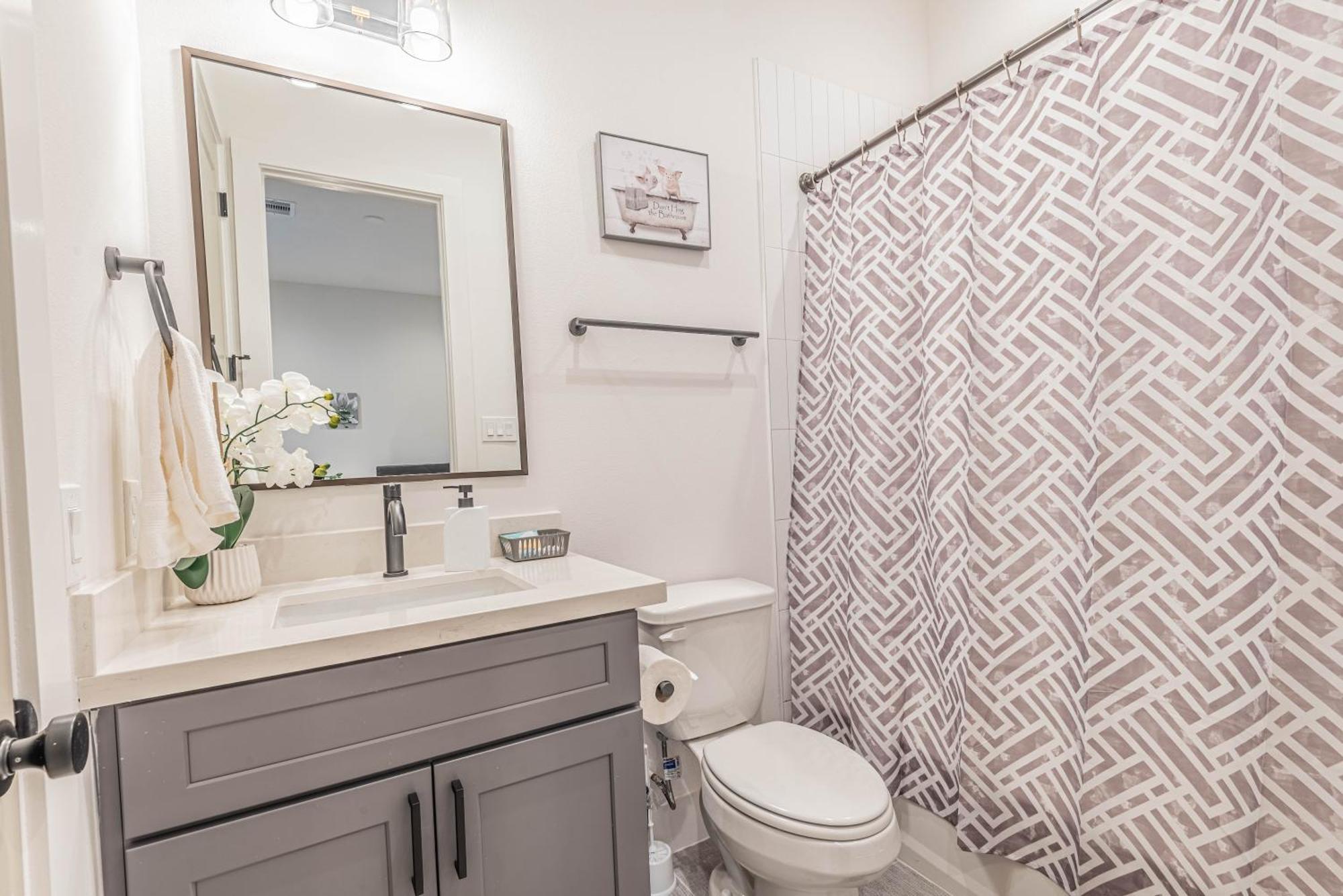 Holiday home Luxury Charming 3br 3bath Free Wi-fi 8 Guests, Gated Home, Downtown *