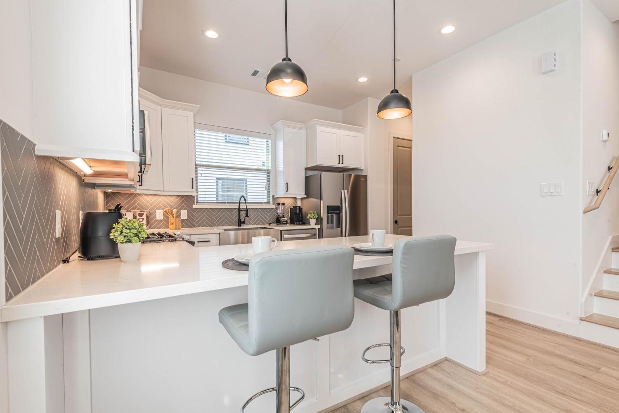 Luxury Charming 3br 3bath Free Wi-fi 8 Guests, Gated Home, Downtown