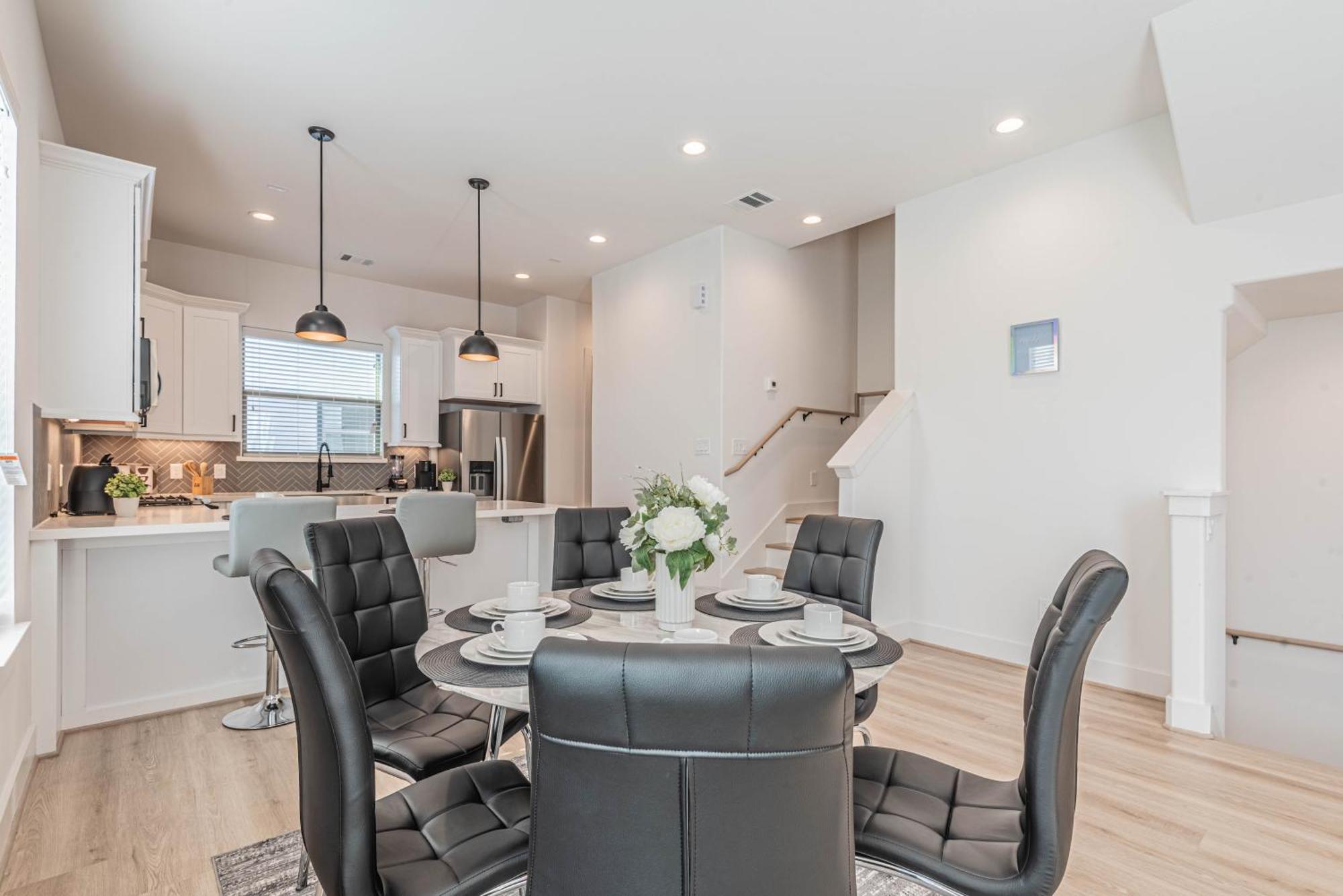 Luxury Charming 3br 3bath Free Wi-fi 8 Guests, Gated Home, Downtown * Houston