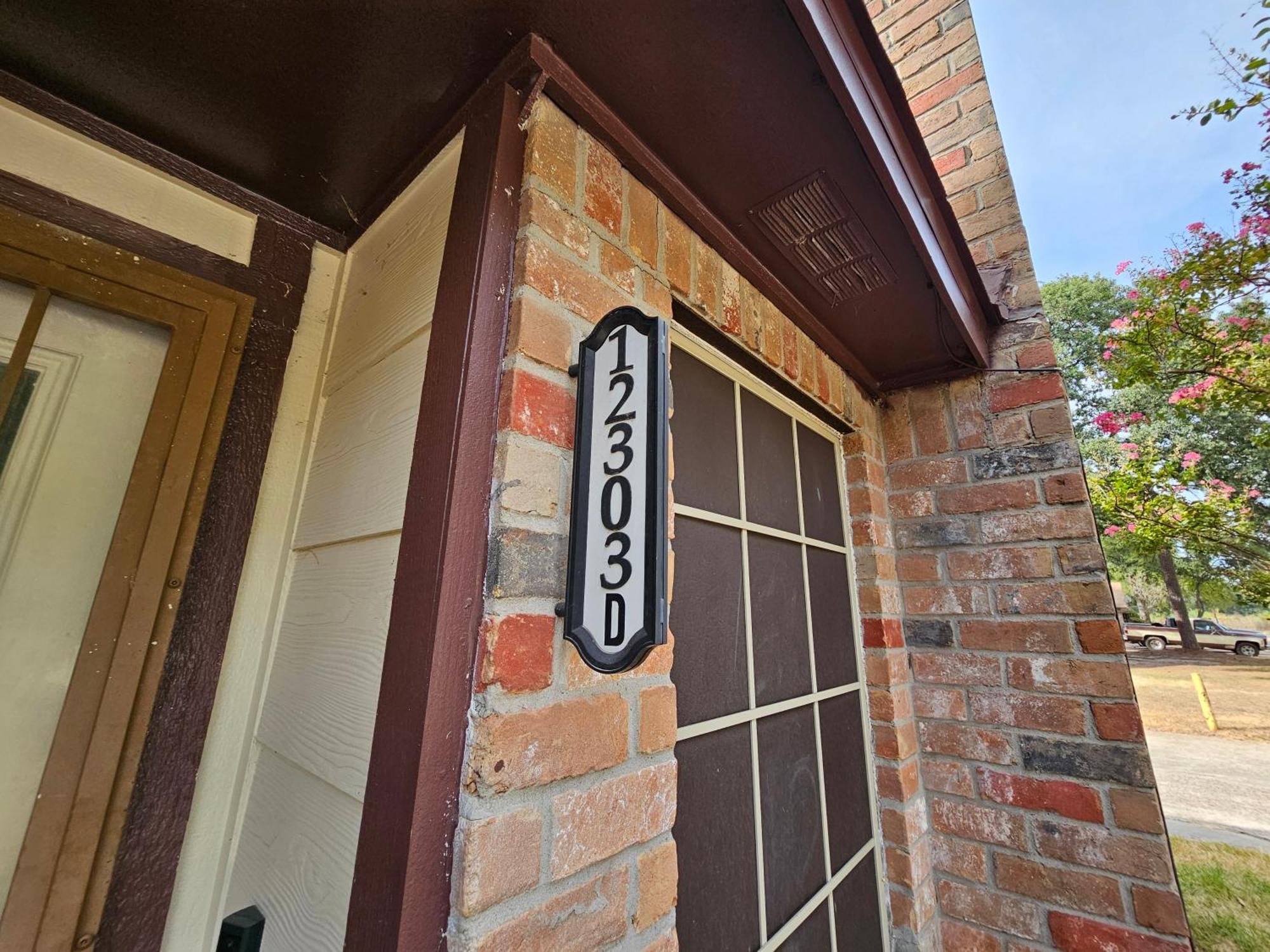 Centrally Located Retreat! Sleeps 8, 10 Min To Downtown, Free Parking Apartment *