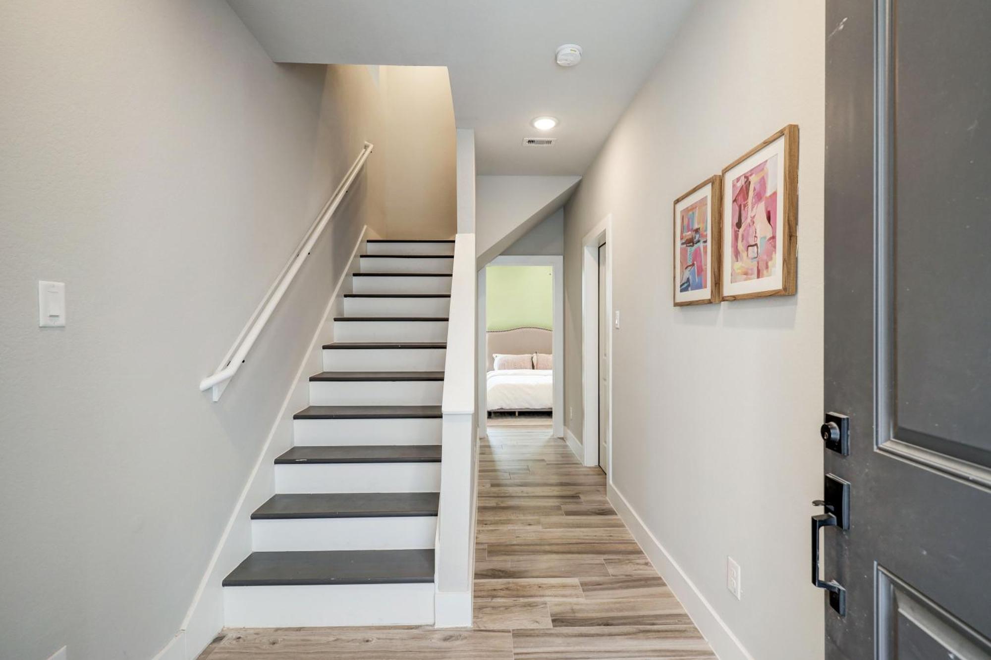 Hip Heights Home, 4bd, Location *