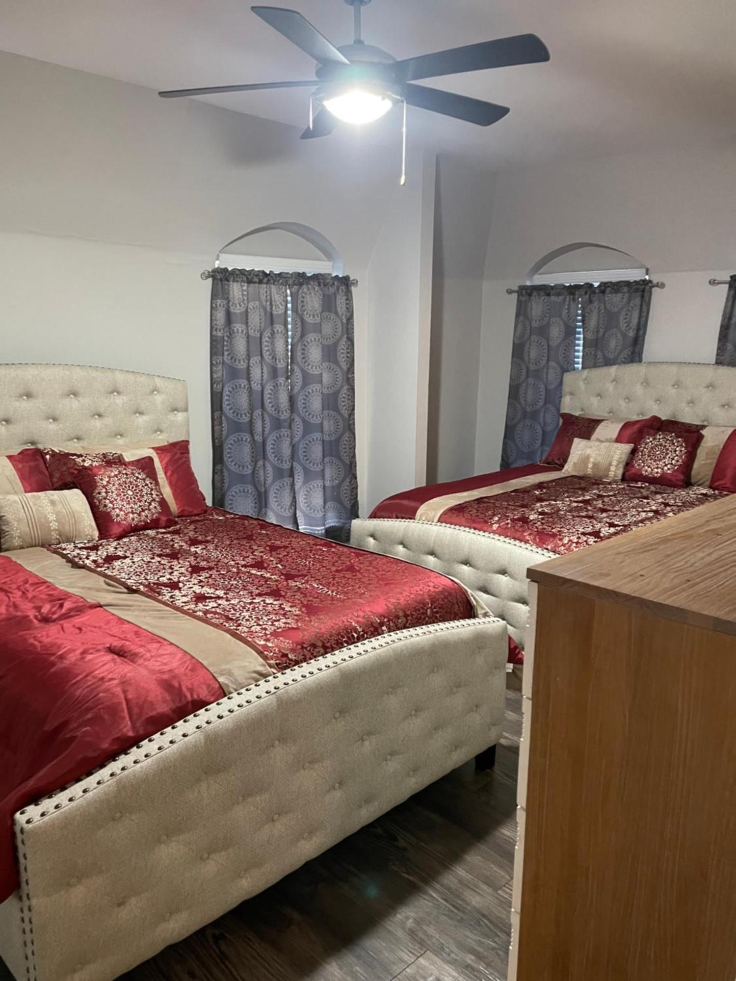 Huge One Bedroom With 2 Queen Size Beds Apartment *