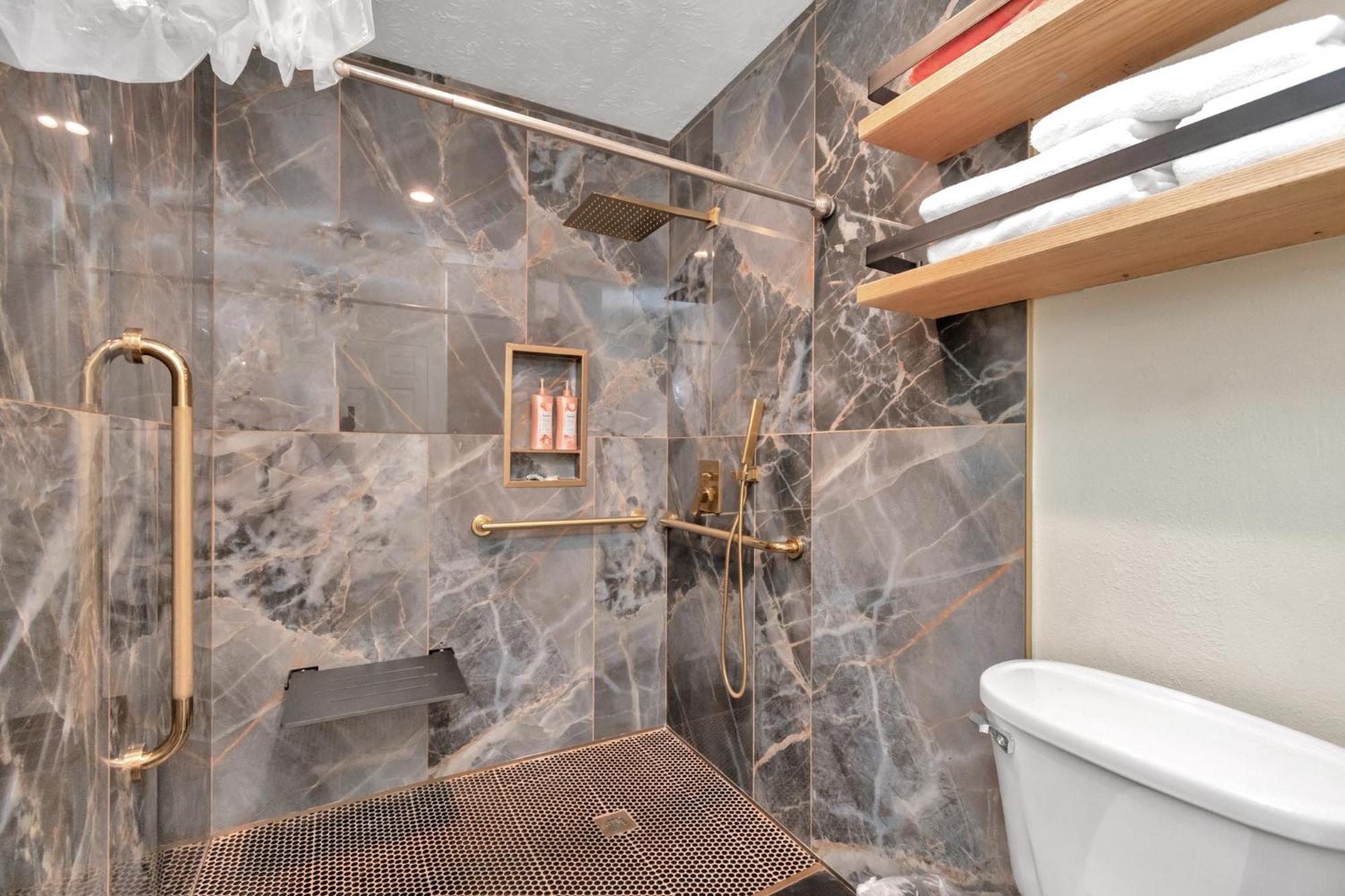 1976 Accessiblegem Jacuzzi Sleep13 Chinatown 20mins Dt Holiday home *