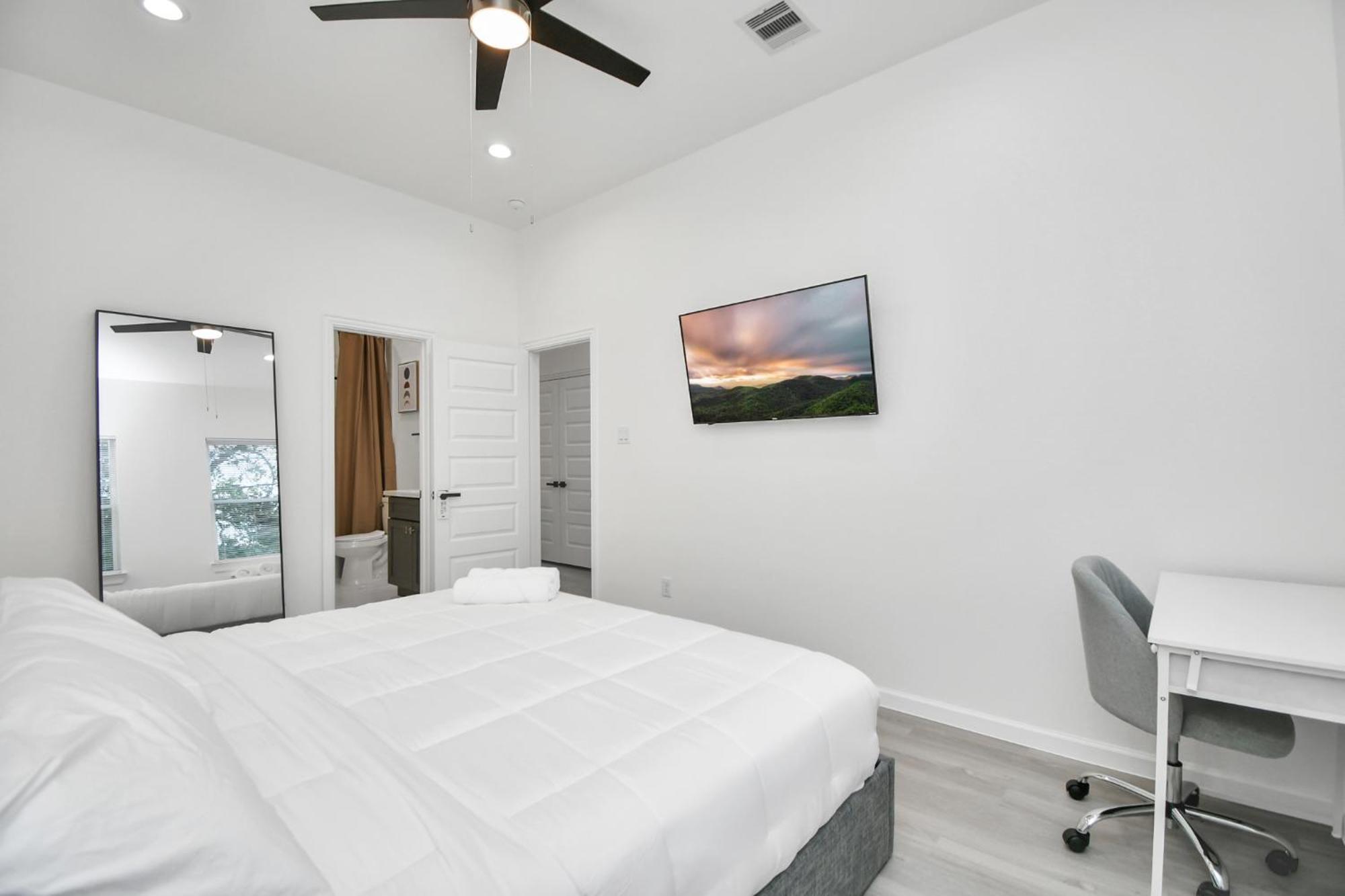 New! Modern 3br/2ba Near Downtown/foosball/netflix