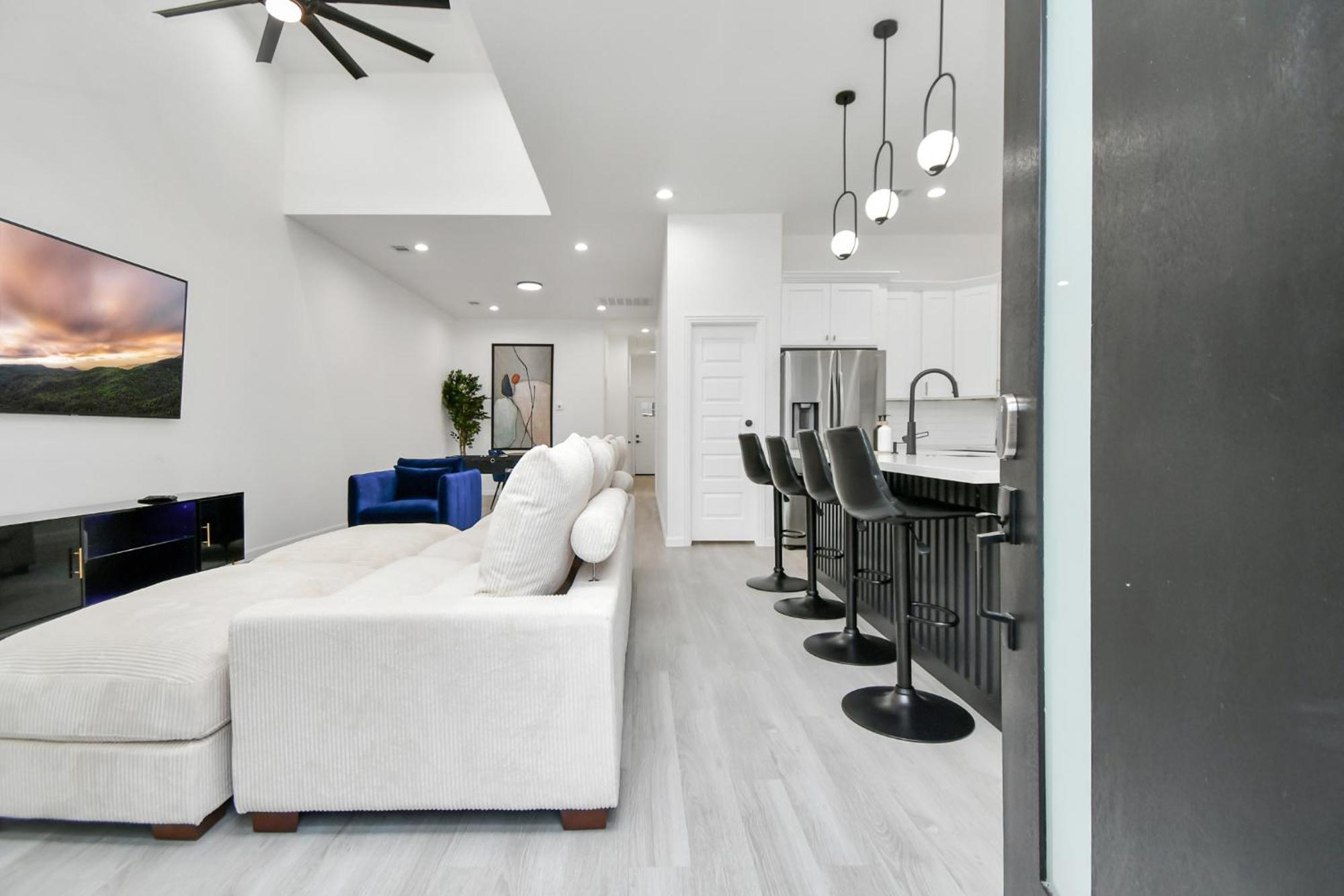 Holiday home New! Modern 3br/2ba Near Downtown/foosball/netflix