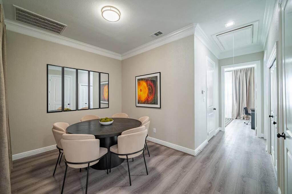 Elegant In Gated Community Houston