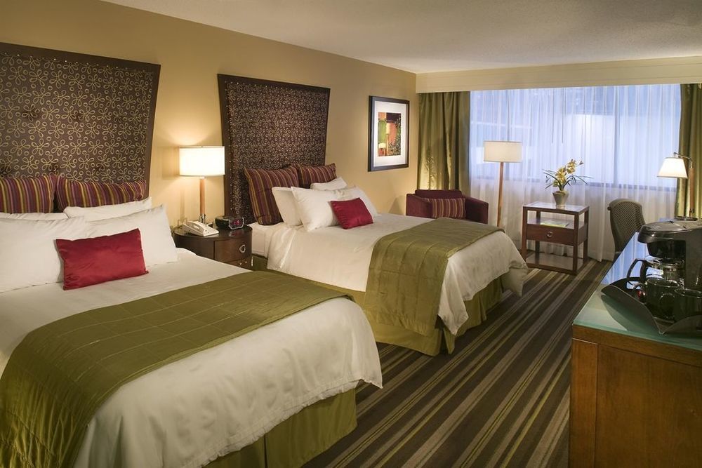 Sonesta Iah Airport Hotel 4*