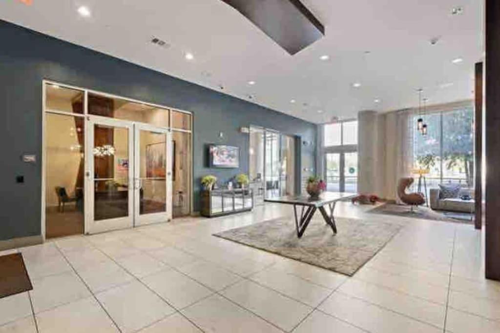 Apartment Fancy Downtown With Pool Gym Lounge Pet Ok *