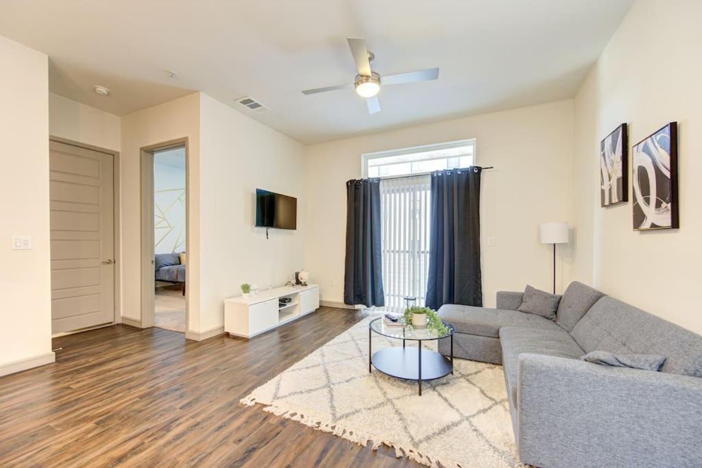 Fancy Downtown With Pool Gym Lounge Pet Ok Apartment Houston