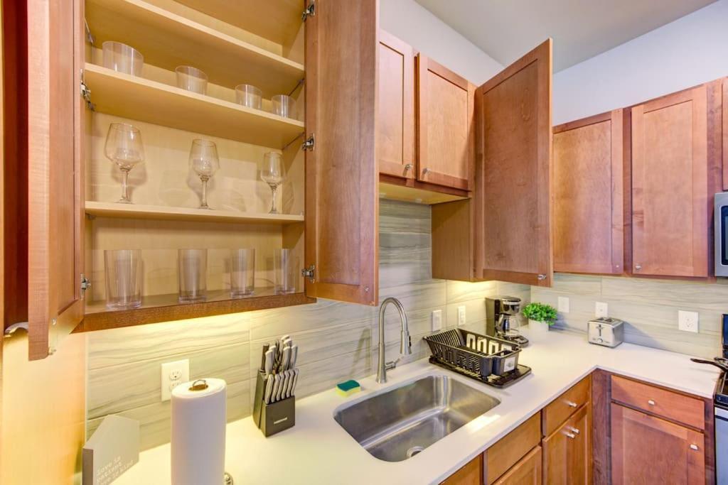 Fancy Downtown With Pool Gym Lounge Pet Ok Apartment *